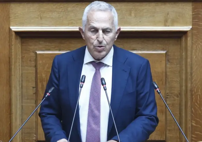 Ευάγγελος Αποστολάκης: Κατέθεσε τη δήλωση ανεξαρτητοποίησής του στη Βουλή – Στους 27 βουλευτές ο ΣΥΡΙΖΑ