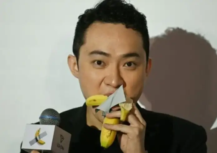 Η μπανάνα κολλημένη στον τοίχο πληρώθηκε 6,2 εκατ. δολάρια και τελικά φαγώθηκε