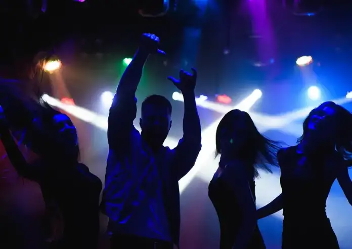 Η στιγμή που η 15χρονη παραπατάει από το αλκοόλ σε κλαμπ στον Βοτανικό – Βίντεο ντοκουμέντο