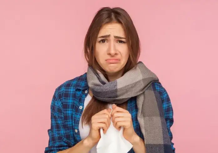 Φλέμα στον λαιμό: Από τι προκαλείται, πώς φεύγει και τι «λέει» το χρώμα του για την υγεία σας