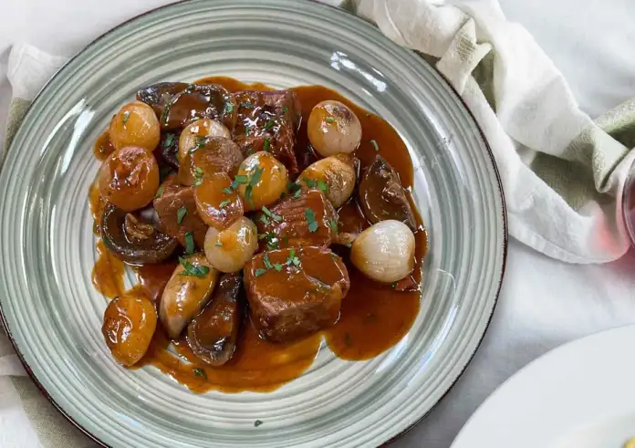 Μοσχάρι Μπουργκινιόν: Το γαλλικό πιάτο που θα ενθουσιάσει τους καλεσμένους σου στο γιορτινό τραπέζι