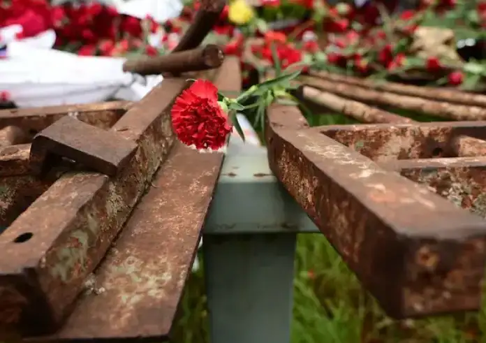 Γεμάτο κόσμο για ακόμη μία ημέρα το Πολυτενχνείο: Τα λουλούδια και το μήνυμα της εξέγερσης