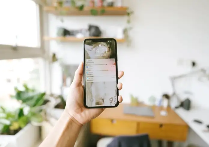 Αν κοιτάς το κινητό σου μόλις ξυπνάς αντιμετωπίζεις αυτούς τους κινδύνους