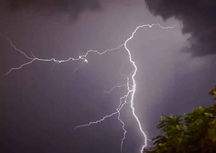 Κακοκαιρία: Πάνω από 1.000 κεραυνοί στην Αττική – Προειδοποίηση ότι «δεν έχει τελειώσει ακόμα»