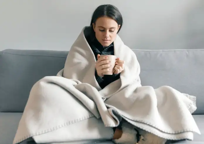 4 πιθανοί λόγοι για τους οποίους νιώθετε πάντα κρύο