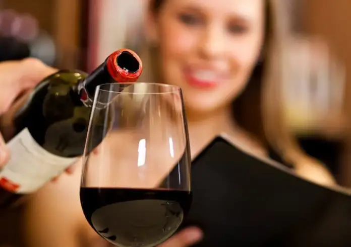 Τι θα συμβεί στο σώμα σας αν πίνετε μία μπύρα ή ένα κρασί κάθε μέρα, σύμφωνα με νέα έκθεση