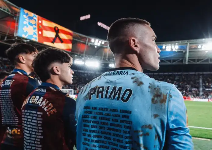 Συγκλονιστική στιγμή στο Λεβάντε-Έλτσε: Οι γηπεδούχοι με λασπωμένες φανέλες για να τιμήσουν τα θύματα από τις πλημμύρες