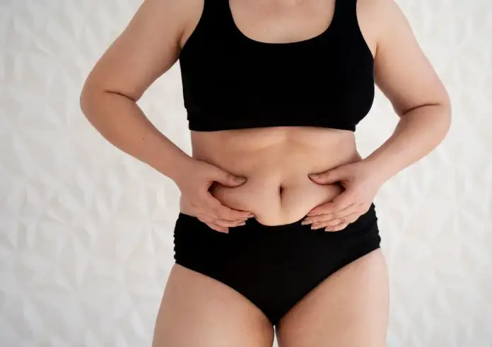 4 Τροφές και ροφήματα που πρέπει να αποφεύγετε για να χάσετε το λίπος στην κοιλιά