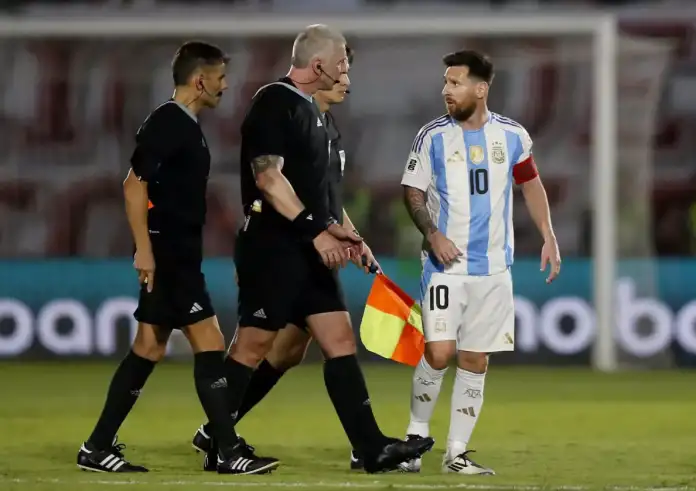 Ο Λιονέλ Μέσι ξέσπασε στον διαιτητή του Παραγουάη – Αργεντινή: «Είσαι δειλός»