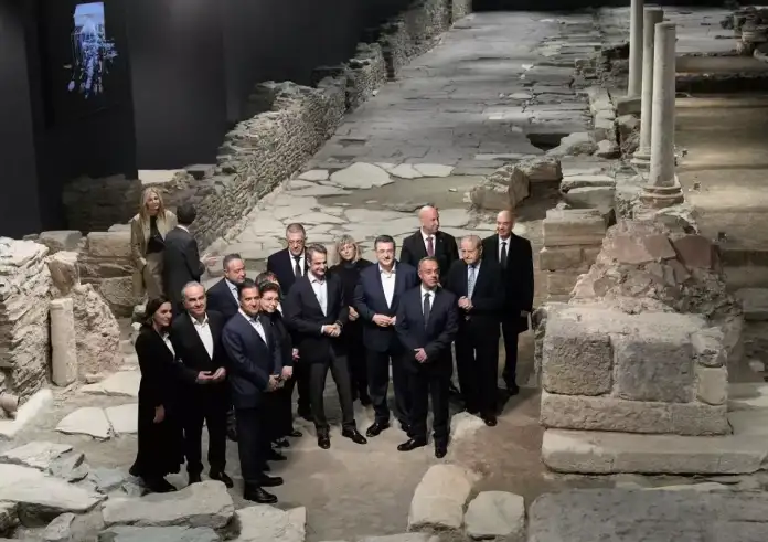 Μετρό Θεσσαλονίκης: Σακελλαροπούλου και Μητσοτάκης ξεναγήθηκαν στο σταθμό Βενιζέλου – Δέος για τα αρχαιολογικά ευρήματα