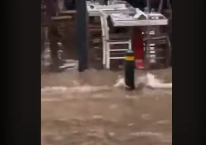 Πειραιάς: Λίμνη το Μικρολίμανο έπειτα από 15 λεπτά βροχής - Δείτε βίντεο