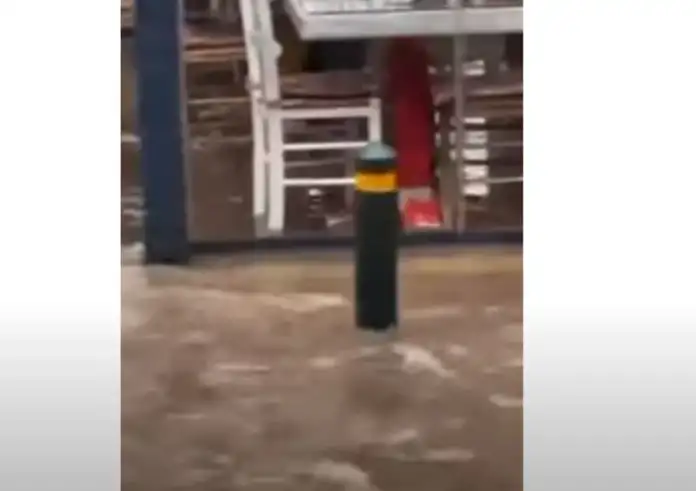 Κακοκαιρία «Alexandros»: Πλημμύρισαν οι δρόμοι στο Μικρολίμανο έπειτα από 15 λεπτά βροχής – Δείτε βίντεο