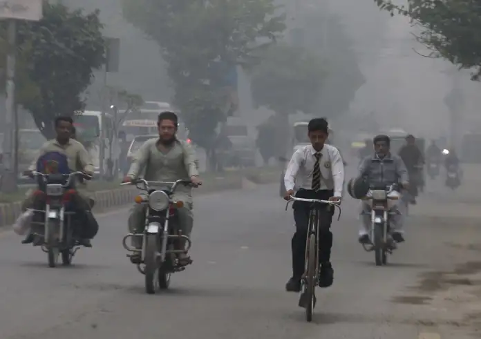 Απόκοσμες εικόνες από το τοξικό νέφος σε Πακιστάν και Ινδία