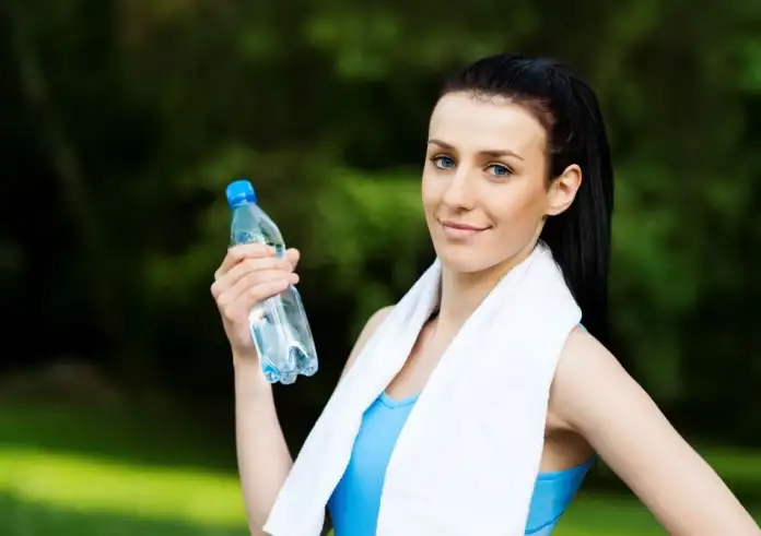 Άσκηση: Εύκολες πρωινές διατάσεις που θα βελτιώσουν τη διάθεσή σου και την κυκλοφορία του αίματος