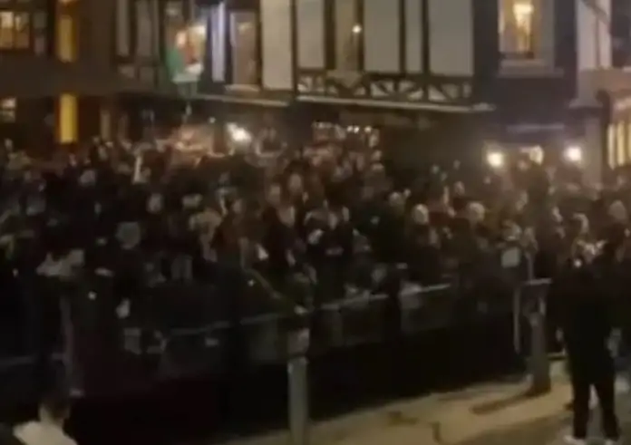 Έμειναν με το στόμα ανοιχτό στο Μάντσεστερ με τους οπαδούς του ΠΑΟΚ - Βίντεο