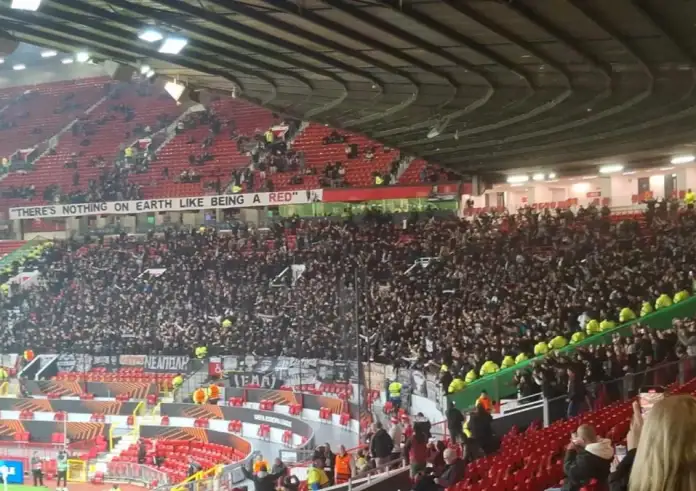 Μάντσεστερ Γιουνάιτεντ – ΠΑΟΚ: Η φοβερή ατμόσφαιρα των οπαδών του «Δικεφάλου του Βορρά» που έκλεψε την παράσταση