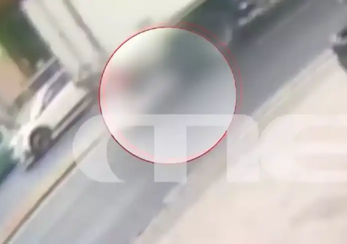 Φορτηγό σέρνει για δεκάδες μέτρα ηλικιωμένο στη λεωφόρο Πειραιώς – Βίντεο ντοκουμέντο