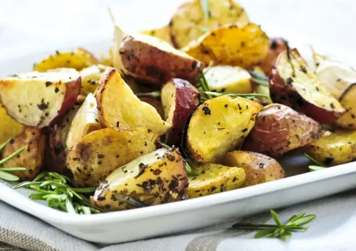 Πατάτες στο φούρνο με δεντρολίβανο