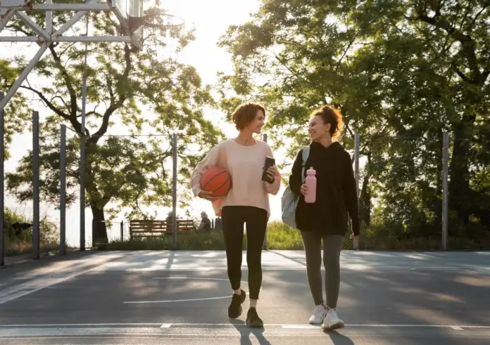 Δέκα λεπτά περπάτημα μετά το δείπνο: Πέντε εκπληκτικά οφέλη για το σώμα και την υγεία σου