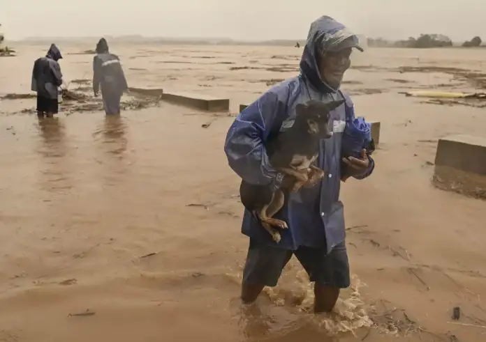 «Πνίγεται» ο πλανήτης: Πλημμύρες από τη Νότια Αφρική και την Τυνησία έως την Κολομβία και τη Βενεζουέλα
