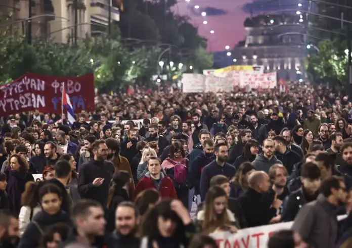 51η Επέτειος Πολυτεχνείου: Με οδηγό την αιματοβαμμένη σημαία χιλιάδες κόσμου τίμησαν την εξέγερση των φοιτητών