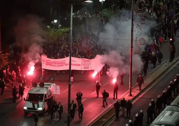 Τιμήθηκε μαζικά στην Αθήνα η επέτειος για την εξέγερση του Πολυτεχνείου – Επεισόδια στη Θεσσαλονίκη