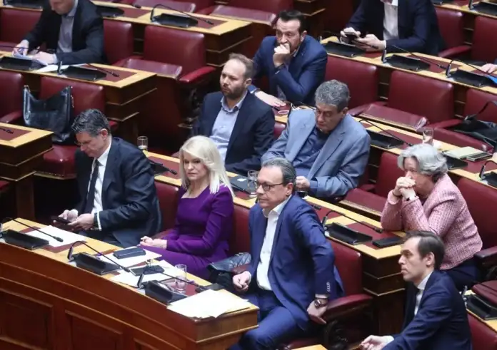 ΣΥΡΙΖΑ: Πώς φτάσαμε από τους 47 στους 31 βουλευτές – Τι σημαίνει πρακτικά η απώλεια του τίτλου της αξιωματικής αντιπολίτευσης