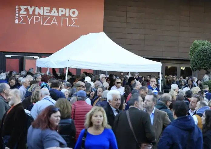 ΣΥΡΙΖΑ: Χάος στο συνέδριο, καταγγελίες για νοθεία, με παρουσία ΕΛΑΣ η προσέλευση – 1934 υπογραφές υπέρ Κασσελάκη