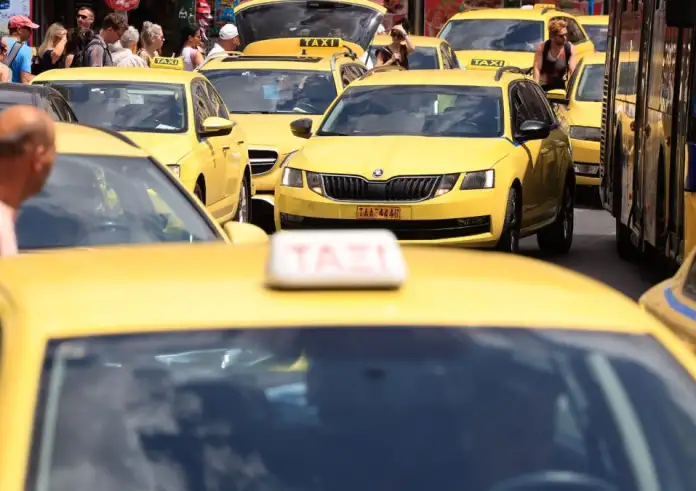 Χωρίς το ειδικό σήμα για τα POS τα μισά ταξί – «Σαφάρι» ελέγχων σε κεντρικές πιάτσες
