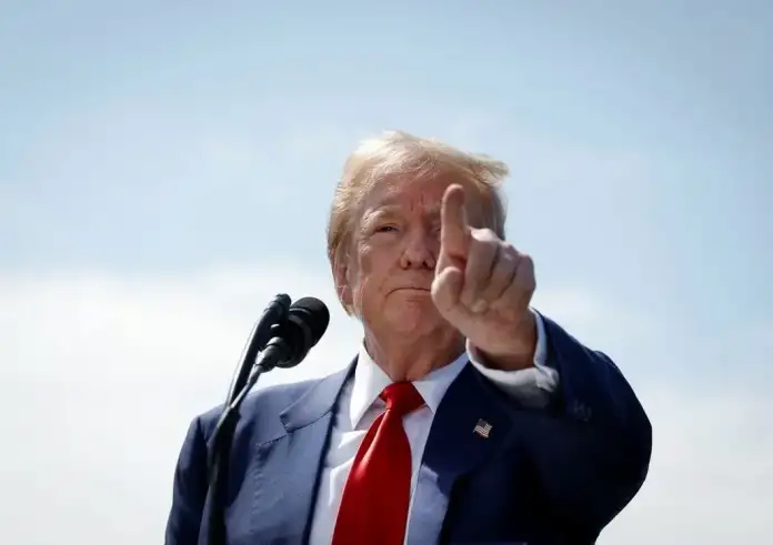 Ο Τραμπ σε νέα έκρηξη κατά δημοσιογράφων:«Σιωπή γουρούνα!», «είσαστε φρικτή δημοσιογράφος»