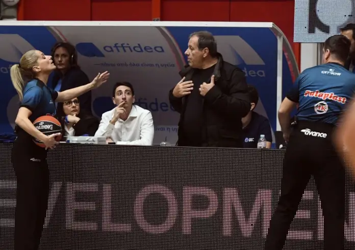 Επεισοδιακό το Προμηθέας – ΑΕΚ: Διακοπές, επεισόδια, εκκένωση γηπέδου και μηνύσεις στους διαιτητές