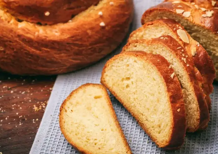 Τσουρέκι: Θερμίδες, χοληστερόλη και διατροφική αξία – Πόσο διαρκεί