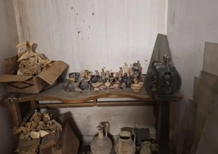 Πάνω από 100 αρχαιότητες αποκαλύφθηκαν σε υπόγειο στο κέντρο της Αθήνας