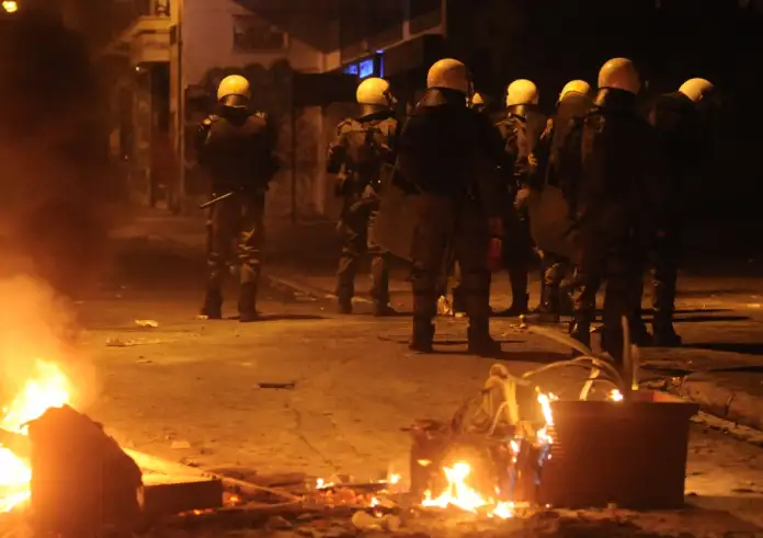 Επεισοδια στην Αθήνα μετά την πορεία: Μολότοφ και κρότου λάμψης στα Εξάρχεια