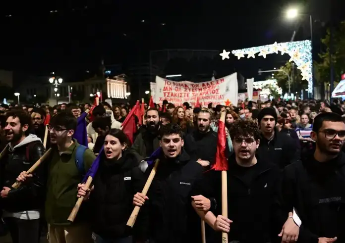 Πορεία στην Αθήνα για την επέτειο δολοφονίας του Γρηγορόπουλου – Ισχυρές δυνάμεις της ΕΛΑΣ, δεκάδες προσαγωγές