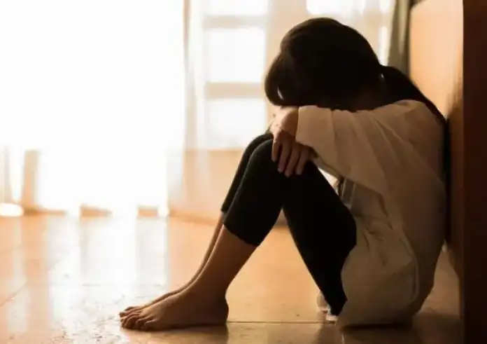 Καταγγελία - σοκ 15χρονης για τον πατέρα της – «Με αφήνει νηστική, μου τραβάει τα μαλλιά και με χτυπάει σε όλο το σώμα»