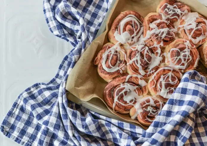 Λαχταριστά cinnamon rolls με τορτίγια και μήλο