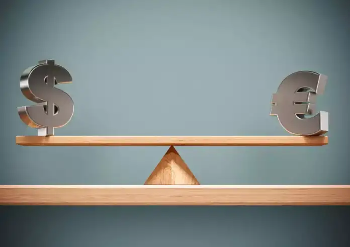 Γιατί πέφτει το ευρώ – Προβλέψεις για πτώση χαμηλότερα από το δολάριο μέσα στο 2025