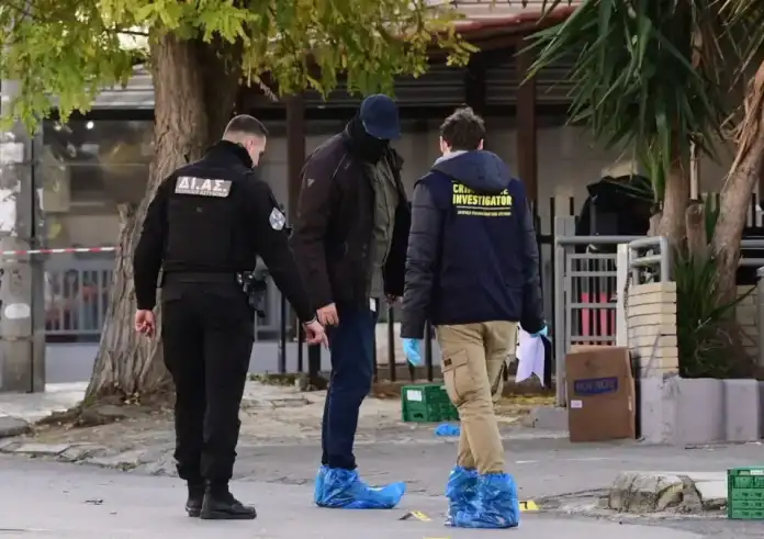 Γλυφάδα: Έστησαν καρτέρι δίπλα σε μαγαζιά και παιδικό σταθμό. Δύο νεκροί και 1 τραυματίας