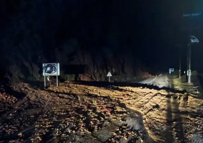 Κακοκαιρία Bora: Nεκρός στη Χαλκιδική, προσπάθησε να αποφύγει κομμάτια βράχων στο δρόμο και έπεσε σε χαντάκι