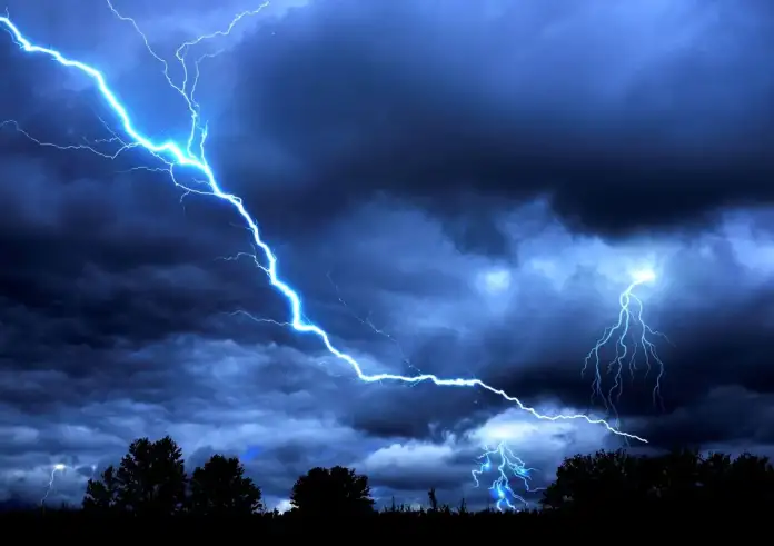 Καιρός: Επιστρέφουν βροχές και καταιγίδες στα δυτικά – Πού ανεβαίνει η θερμοκρασία