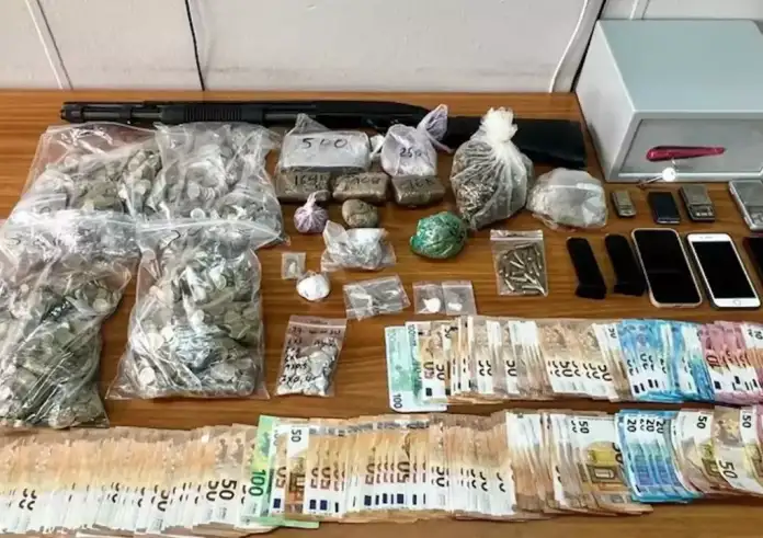 Χειροπέδες σε 5 μέλη κυκλώματος για ναρκωτικά – Τα διακινούσαν και έξω από κέντρο απεξάρτησης στην Αθήνα