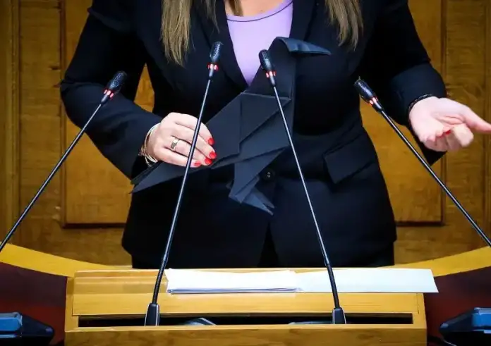 Έβαλε μαύρο κοράκι στη Βουλή η Ζωή Κωνσταντοπούλου