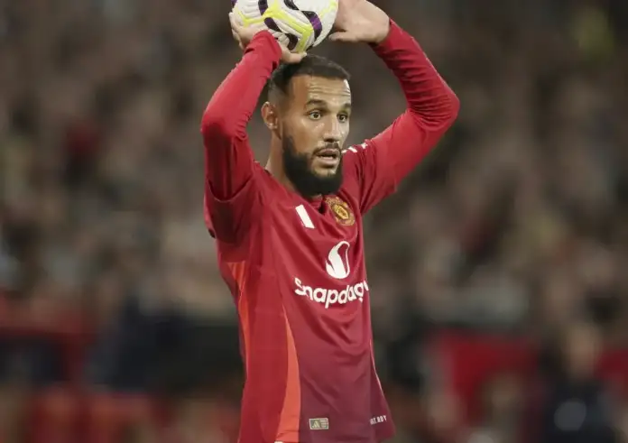 Χαμός στη Μάντσεστερ Γιουνάιτεντ: Ο Μαζράουι αρνήθηκε να φορέσει τζάκετ υπέρ της ΛΟΑΤΚΙ+ κοινότητας