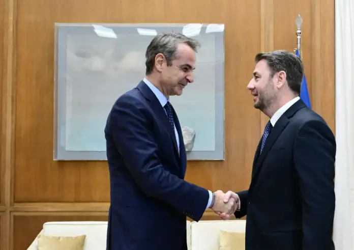 Ικανοποίηση στην κυβέρνηση για τη συνάντηση Μητσοτάκη-Ανδρουλάκη – Παίρνει πίσω τα περί «πράσινου ΣΥΡΙΖΑ»