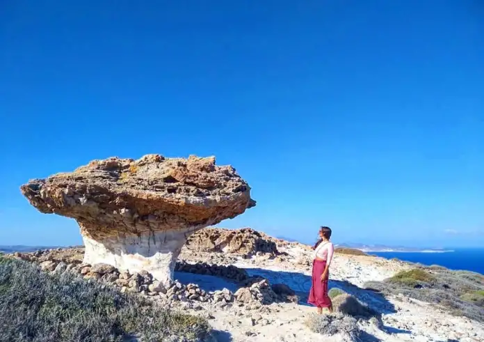 Κίμωλος: Το "Πέτρινο Μανιτάρι" είναι ένα σπάνιο φυσικό μνημείο της