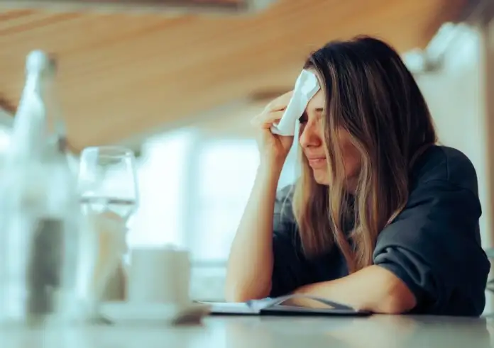 Τα συμπτώματα και τα χρόνια νοσήματα που σχετίζονται με την πρώιμη εμμηνόπαυση