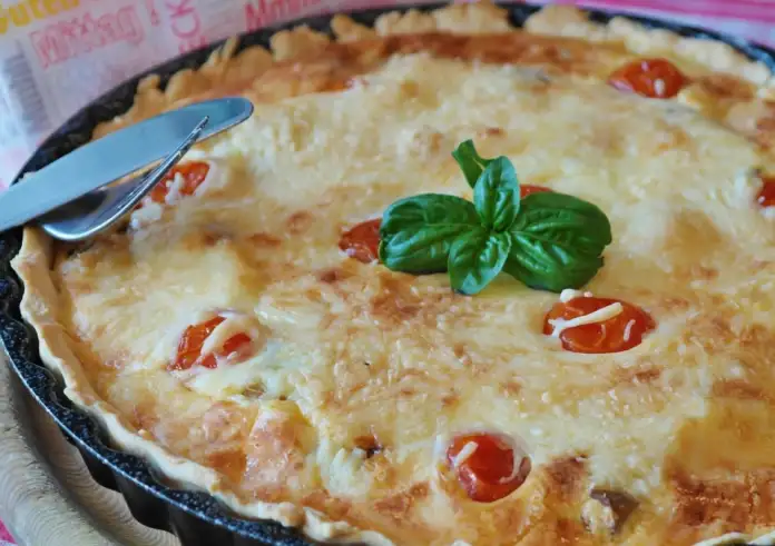 Quiche Lorraine: Η συνταγή για την πιο διάσημη γαλλική αλμυρή τάρτα