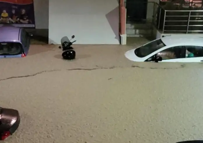 Ρόδος: Ήχησε το 112 – Πλημμύρισαν δρόμοι από την έντονη βροχή