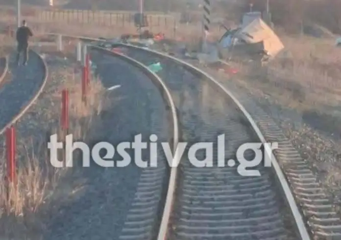 Κιλκίς: Σύγκρουση τρένου με βανάκι – Χωρίς τις αισθήσεις του ο οδηγός, καλά στην υγεία τους οι επιβάτες